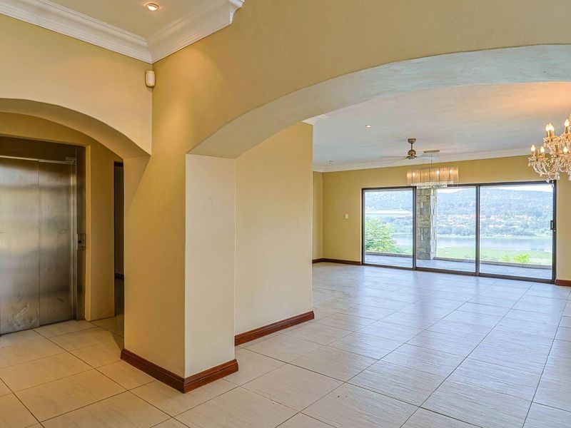 Mansion spread over two stands in Birdwood - Photo 5