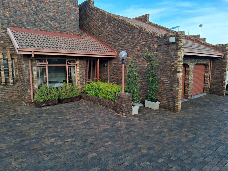 Beautifully refreshed family townhouse - Photo 2