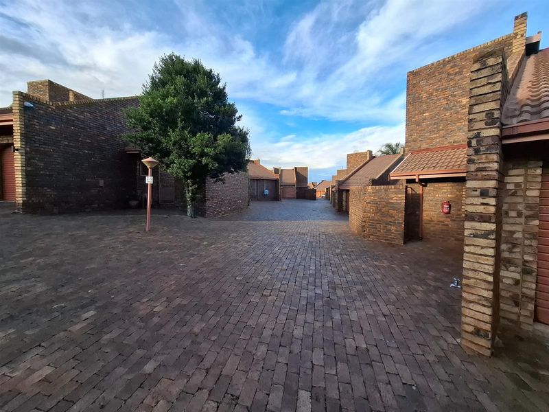 Beautifully refreshed family townhouse - Photo 4