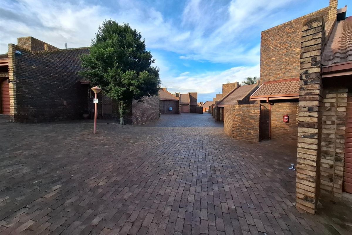 Beautifully refreshed family townhouse - Photo 4