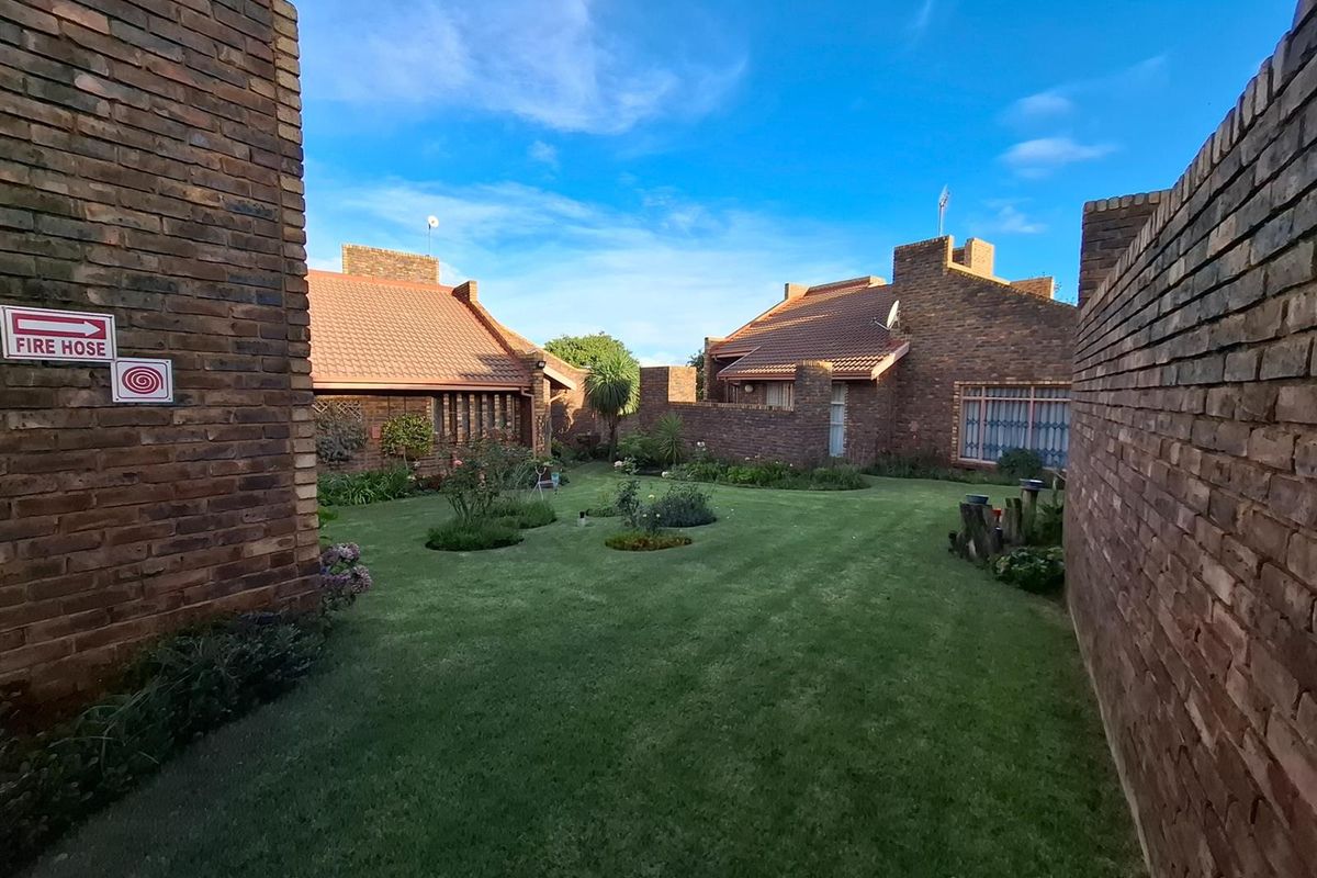 Beautifully refreshed family townhouse - Photo 3