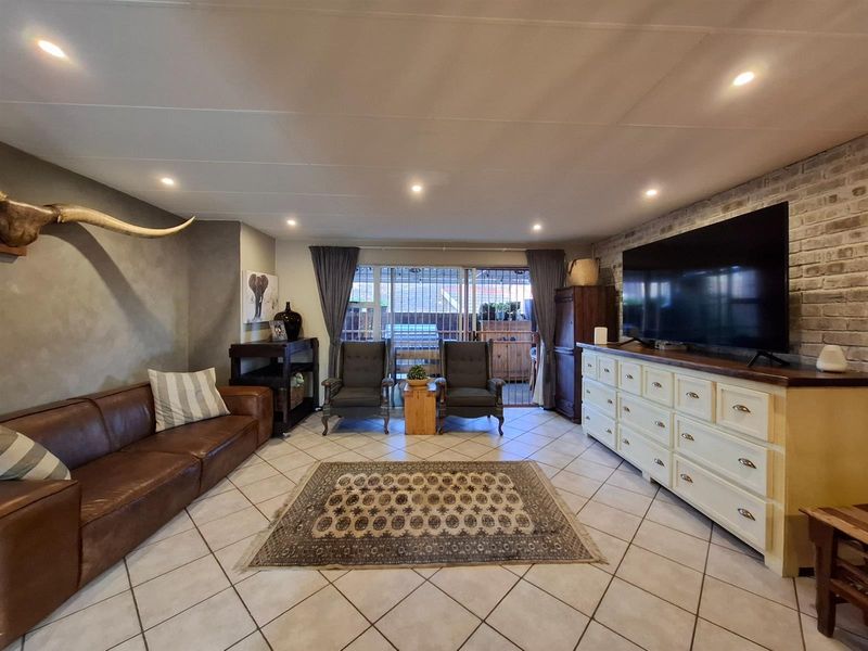 Beautifully refreshed family townhouse - Photo 6