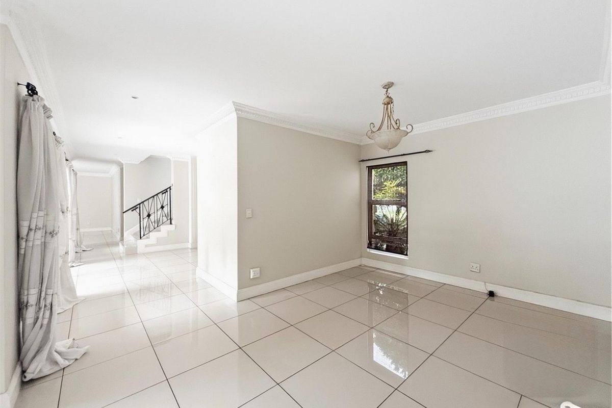 Charming Family Home in a Quiet Cul-de-Sac with Magnificent Garden - Photo 5