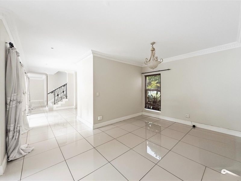 Charming Family Home in a Quiet Cul-de-Sac with Magnificent Garden - Photo 5