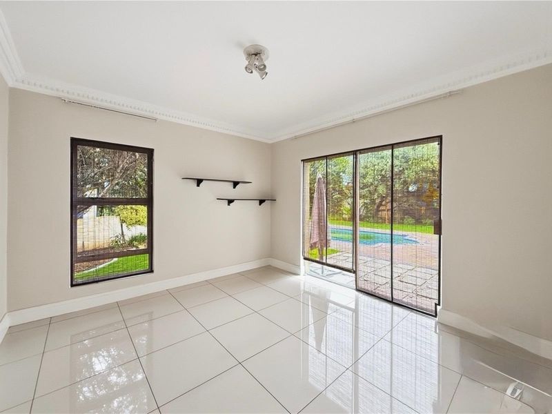 Charming Family Home in a Quiet Cul-de-Sac with Magnificent Garden - Photo 8