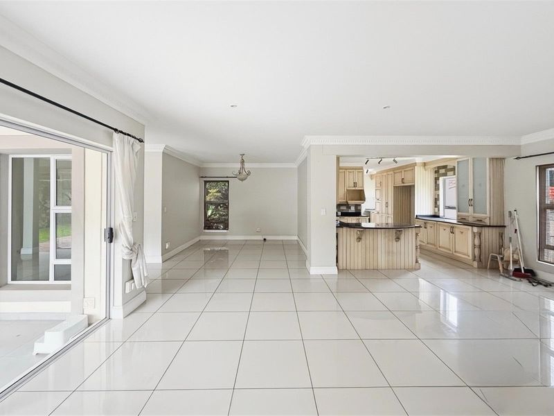 Charming Family Home in a Quiet Cul-de-Sac with Magnificent Garden - Photo 9