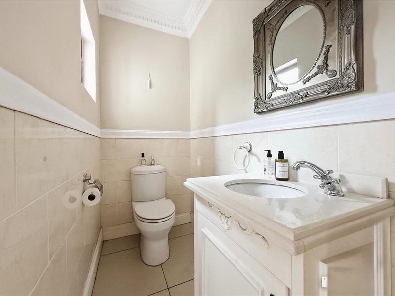 Charming Family Home in a Quiet Cul-de-Sac with Magnificent Garden - Photo 10