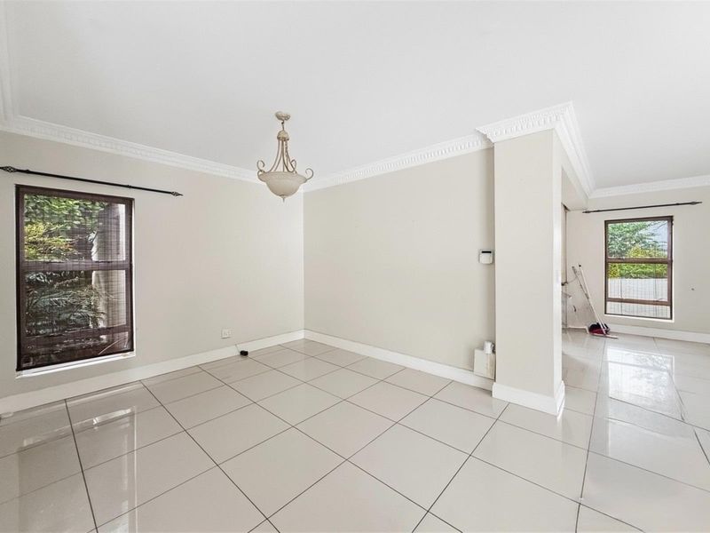 Charming Family Home in a Quiet Cul-de-Sac with Magnificent Garden - Photo 4