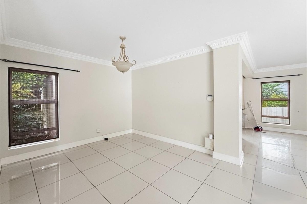 Charming Family Home in a Quiet Cul-de-Sac with Magnificent Garden - Photo 4