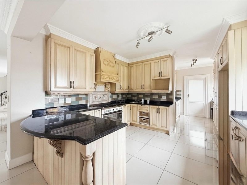 Charming Family Home in a Quiet Cul-de-Sac with Magnificent Garden - Photo 2