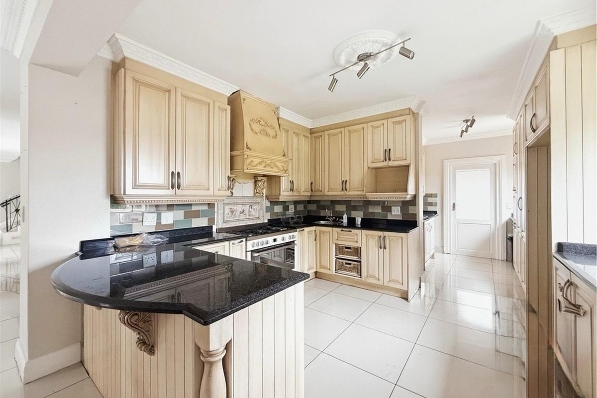 Charming Family Home in a Quiet Cul-de-Sac with Magnificent Garden - Photo 2