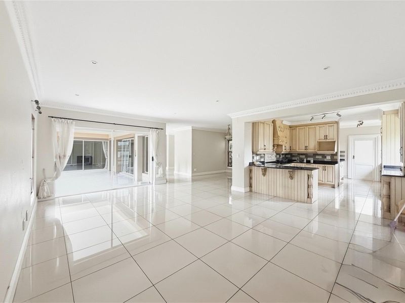 Charming Family Home in a Quiet Cul-de-Sac with Magnificent Garden - Photo 7