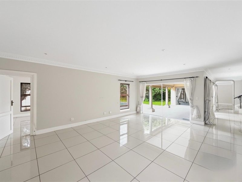 Charming Family Home in a Quiet Cul-de-Sac with Magnificent Garden - Photo 6