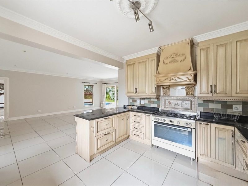 Charming Family Home in a Quiet Cul-de-Sac with Magnificent Garden - Photo 3