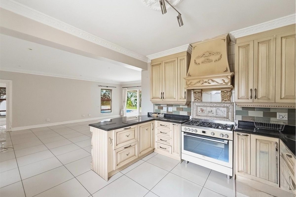 Charming Family Home in a Quiet Cul-de-Sac with Magnificent Garden - Photo 3