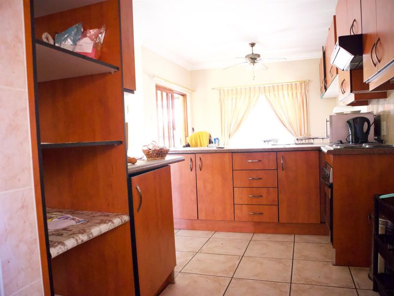 2 Bedroom, Double Garage House For Sale in Heatherview, Akasia - Photo 8