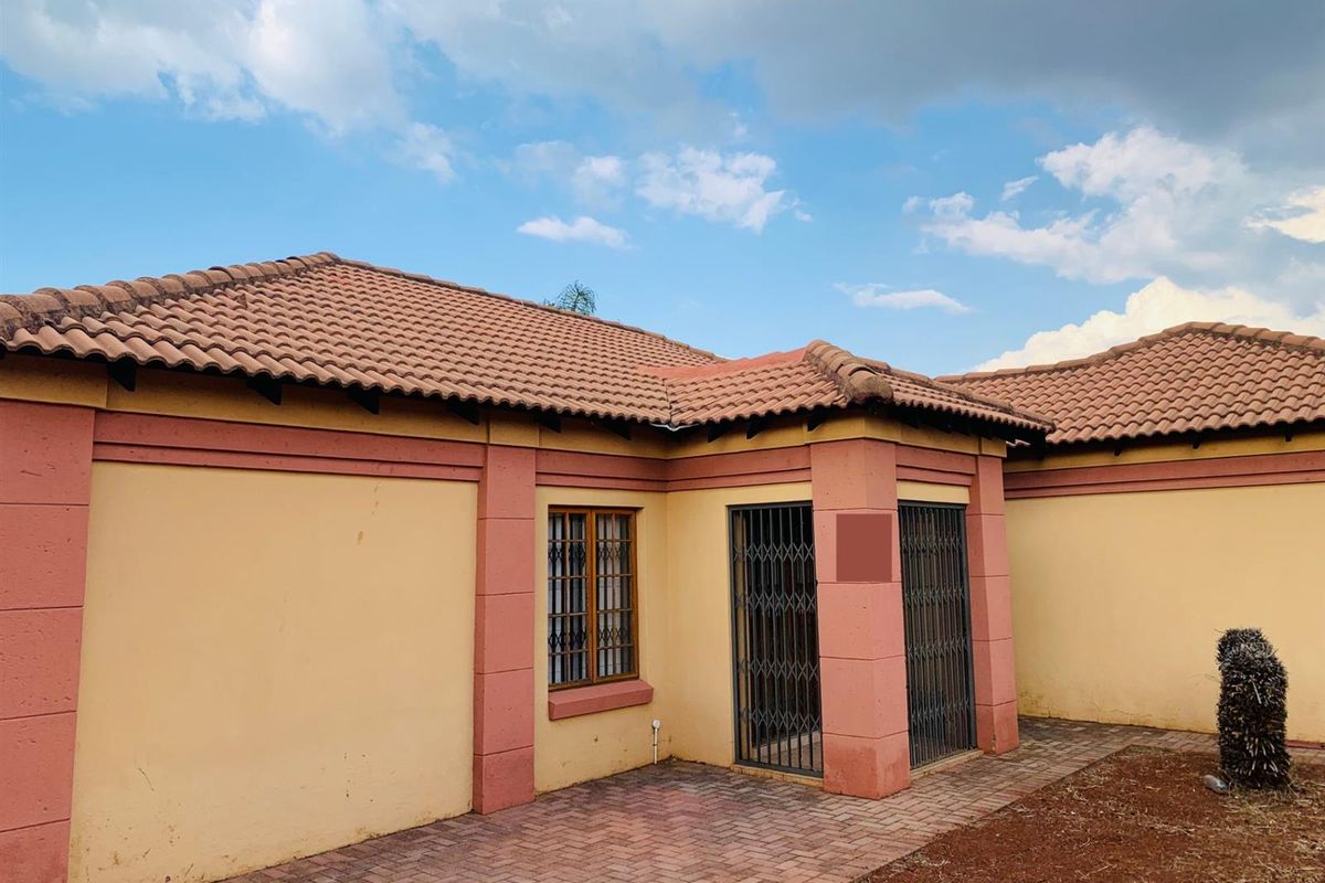 2 Bedroom, Double Garage House For Sale in Heatherview, Akasia - Photo 4