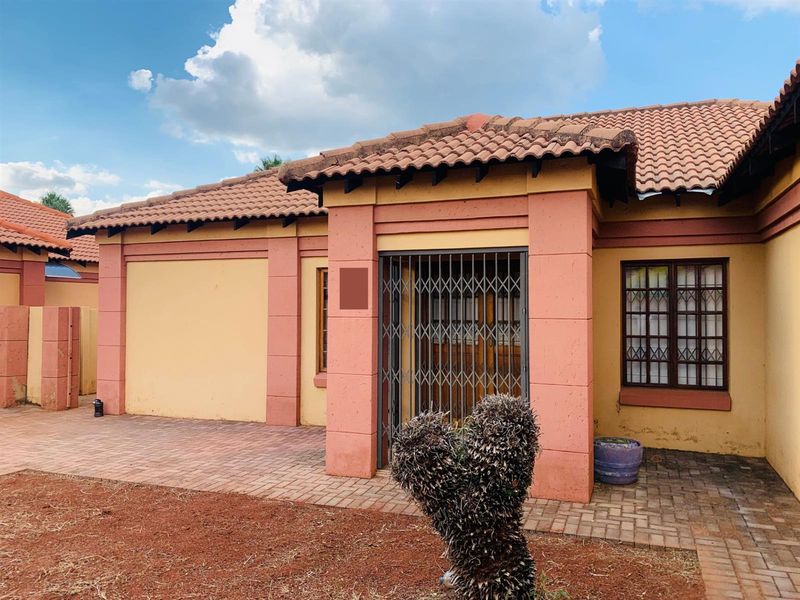 2 Bedroom, Double Garage House For Sale in Heatherview, Akasia - Photo 2