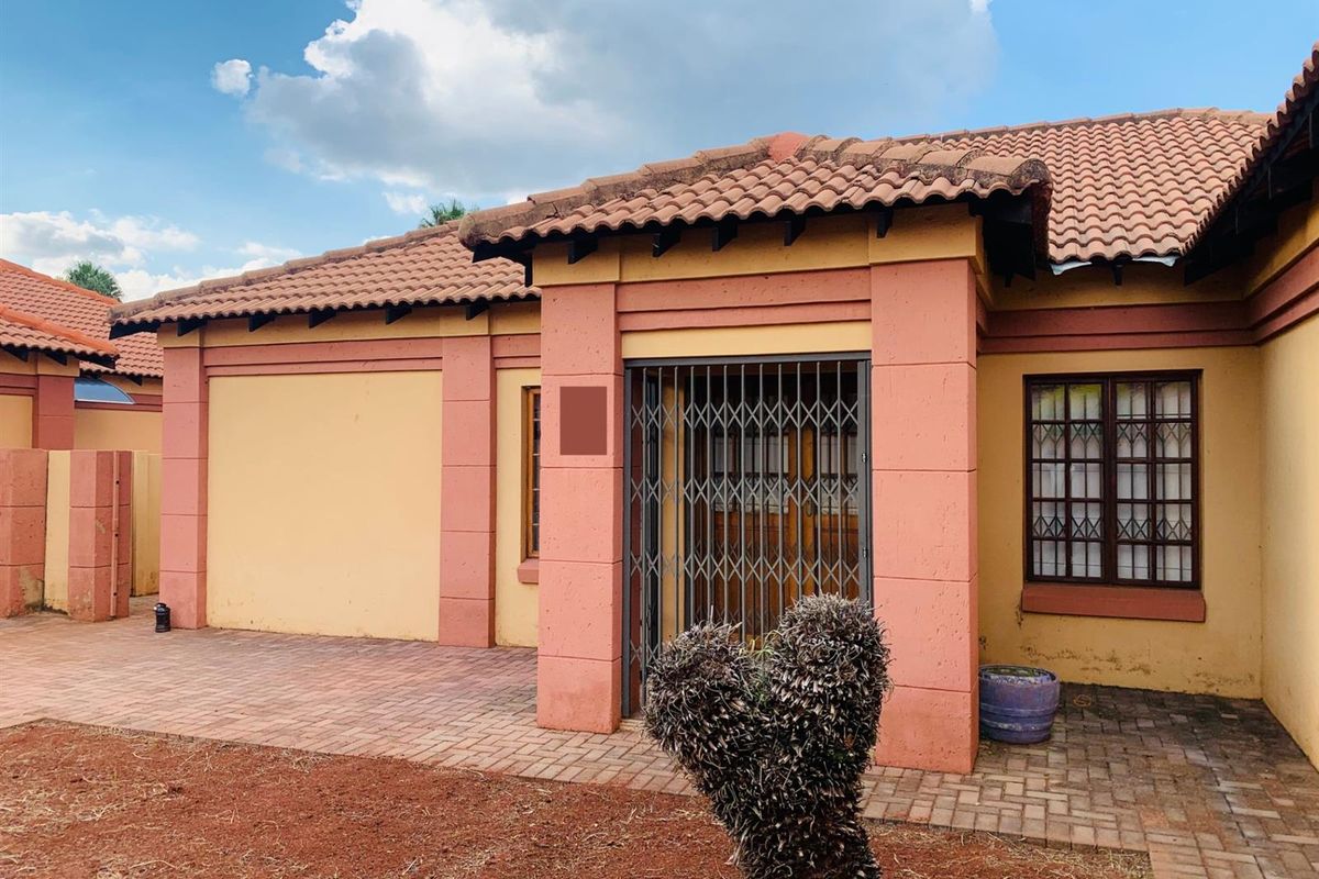 2 Bedroom, Double Garage House For Sale in Heatherview, Akasia - Photo 2