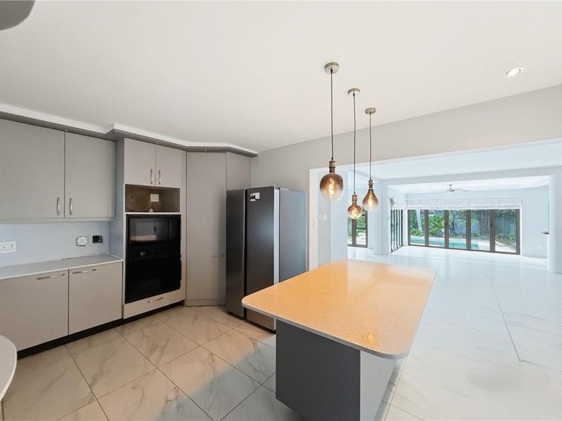 Elegant Estate Living Spacious 5-Bedroom Modern Retreat - Photo 4