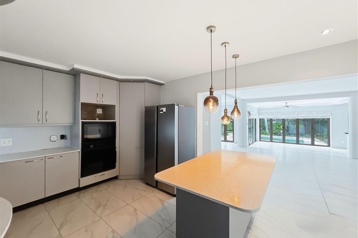 Elegant Estate Living Spacious 5-Bedroom Modern Retreat - Photo 4