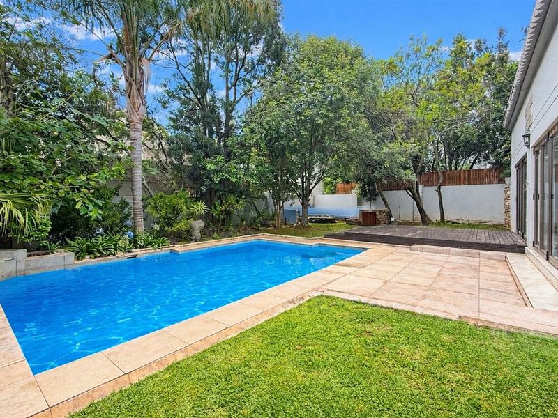 Elegant Estate Living Spacious 5-Bedroom Modern Retreat - Photo 3