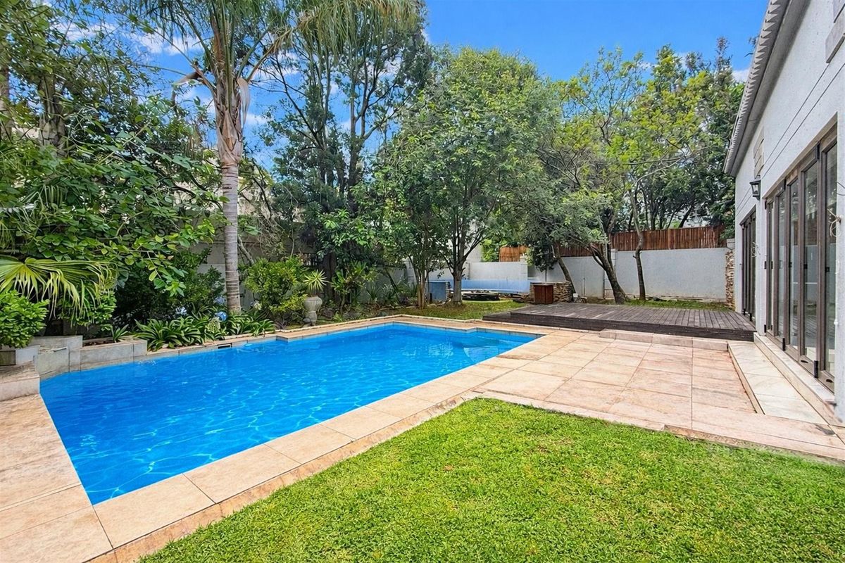 Elegant Estate Living Spacious 5-Bedroom Modern Retreat - Photo 3