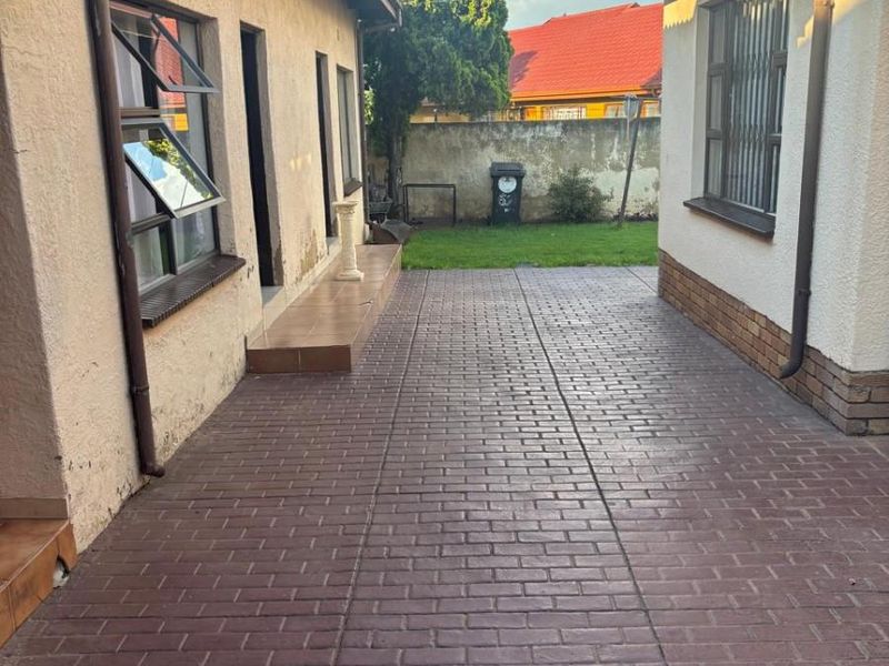 4 Bedroom House For Sale in Diepkloof Phase 2 Soweto - Photo 10