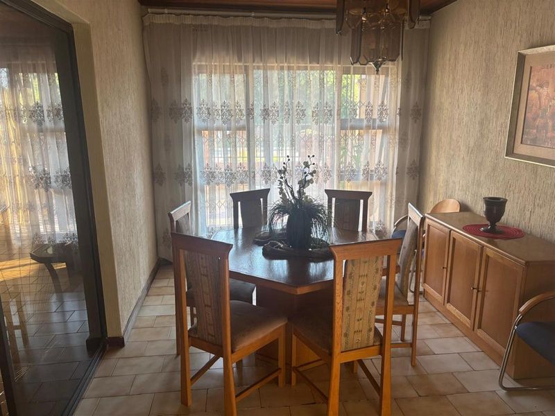 4 Bedroom House For Sale in Diepkloof Phase 2 Soweto - Photo 8