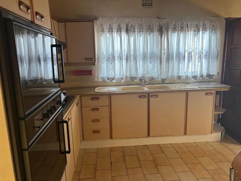 4 Bedroom House For Sale in Diepkloof Phase 2 Soweto - Photo 6