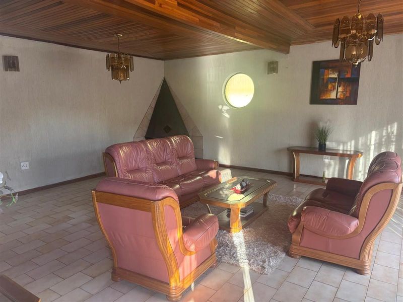 4 Bedroom House For Sale in Diepkloof Phase 2 Soweto - Photo 7