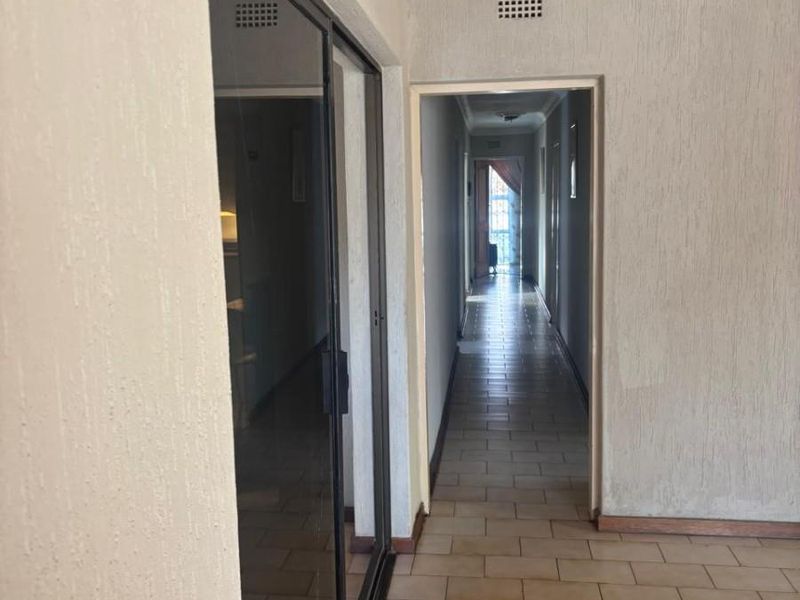 4 Bedroom House For Sale in Diepkloof Phase 2 Soweto - Photo 5