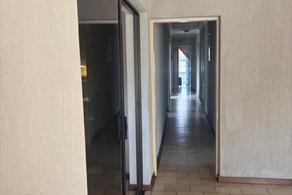 4 Bedroom House For Sale in Diepkloof Phase 2 Soweto - Photo 5