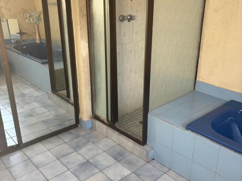 4 Bedroom House For Sale in Diepkloof Phase 2 Soweto - Photo 9