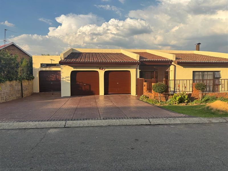 4 Bedroom House For Sale in Diepkloof Phase 2 Soweto - Photo 1