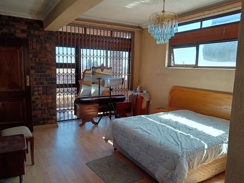 House For Sale in Diepkloof, Soweto - Photo 2