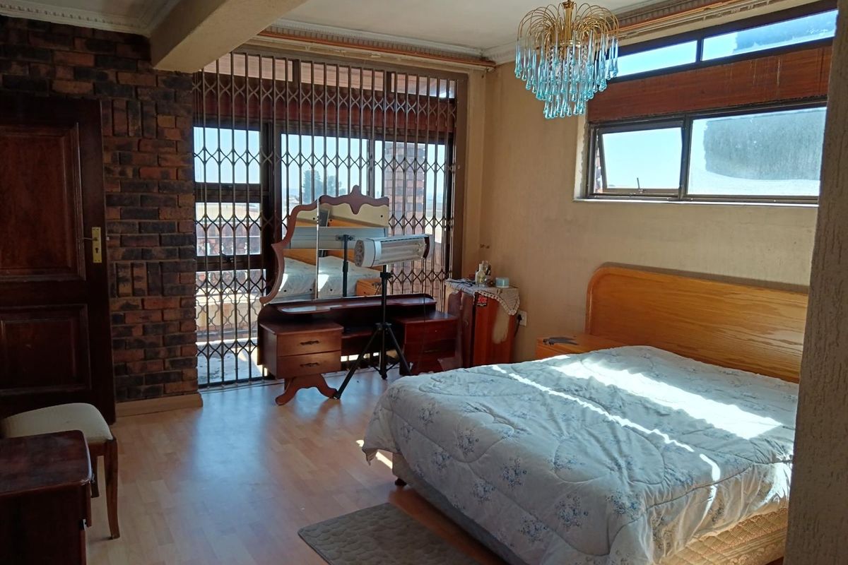 House For Sale in Diepkloof, Soweto - Photo 2