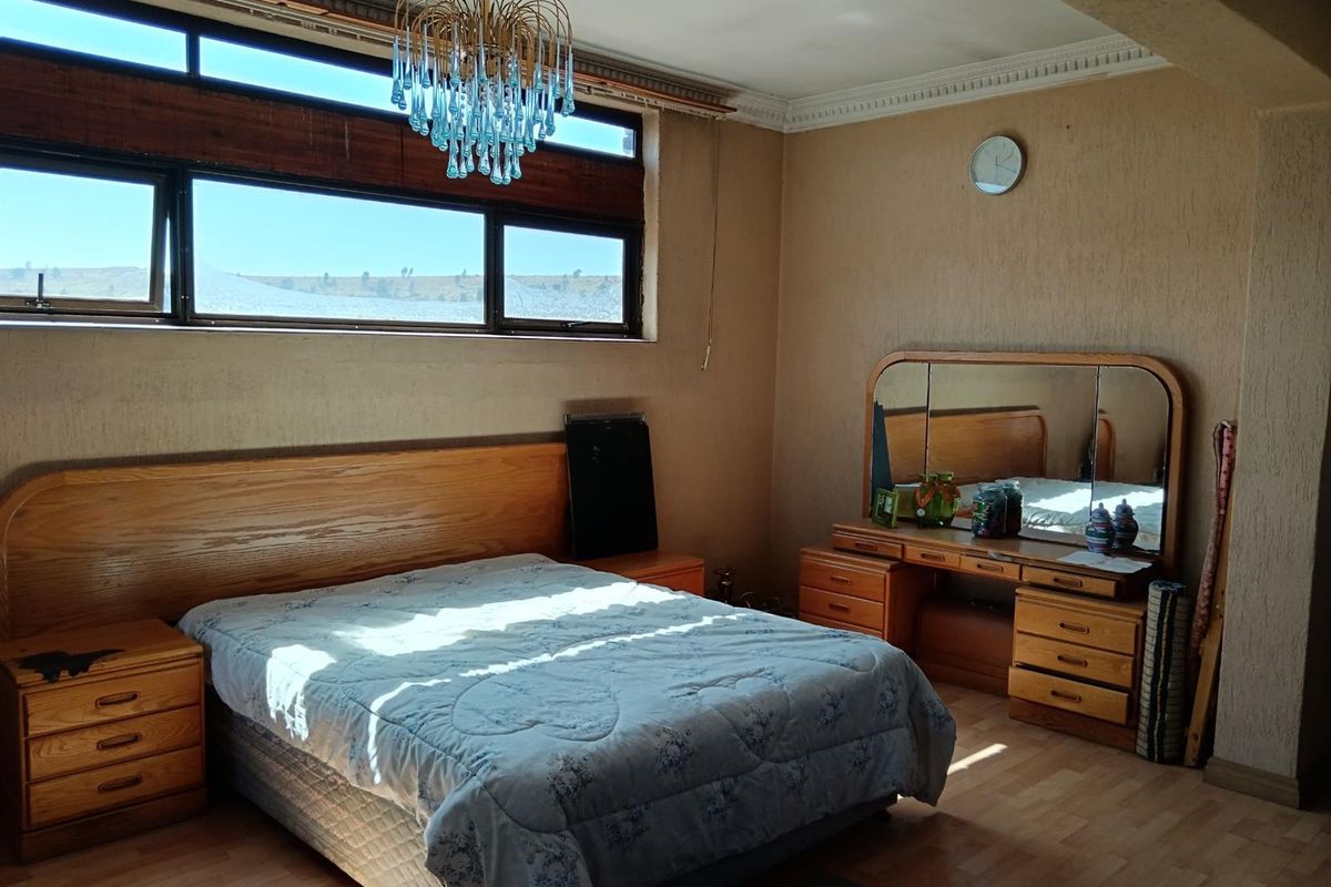 House For Sale in Diepkloof, Soweto - Photo 3