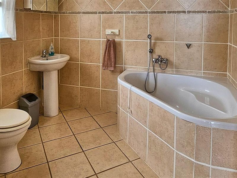 HUGE, Luxury 3 Bedroom Townhouse - Photo 6