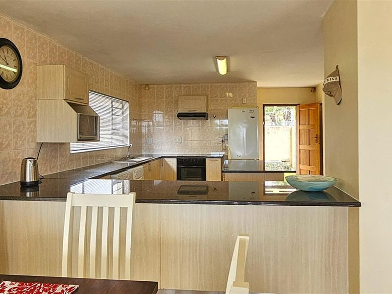 HUGE, Luxury 3 Bedroom Townhouse - Photo 4