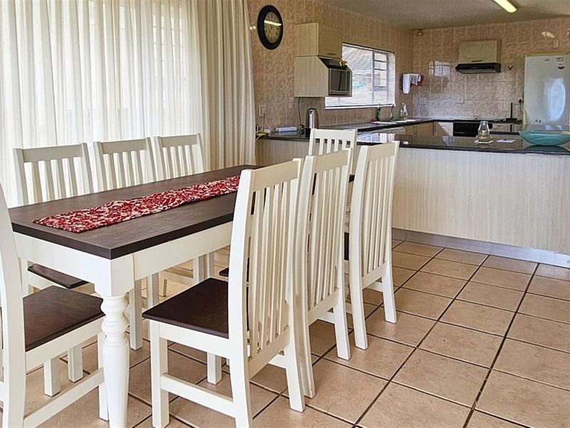 HUGE, Luxury 3 Bedroom Townhouse - Photo 3