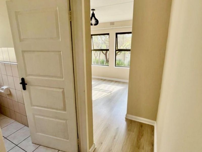 Newly Refurbished 3 Bedroom Apartment For Sale in Fourways, Sandton - Photo 10