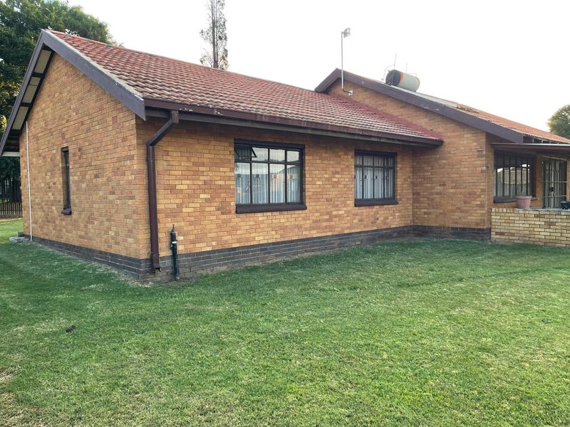 Located in a good and quiet area - Photo 6