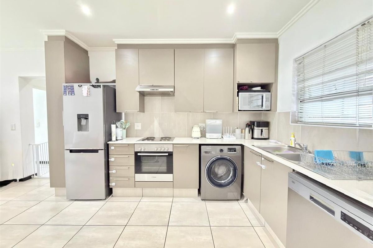 2Bed Ground Apartment in Lonehill - Photo 2