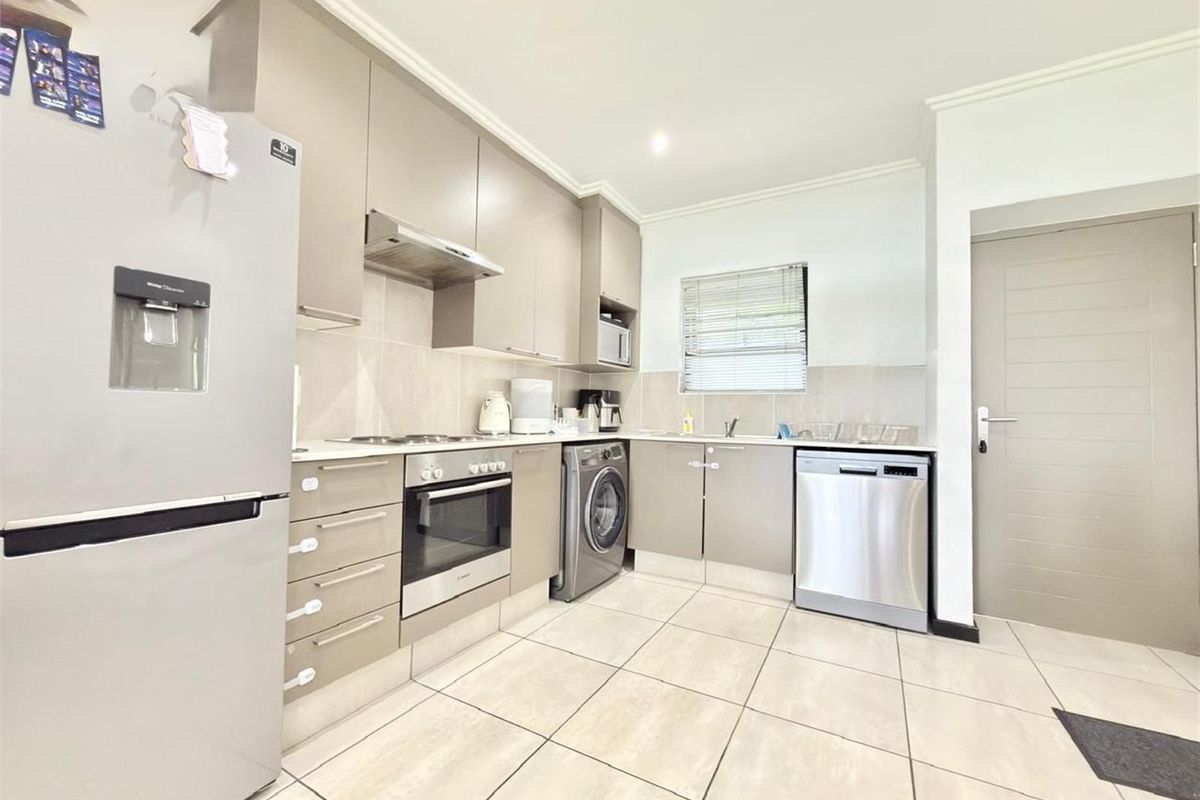 2Bed Ground Apartment in Lonehill - Photo 3