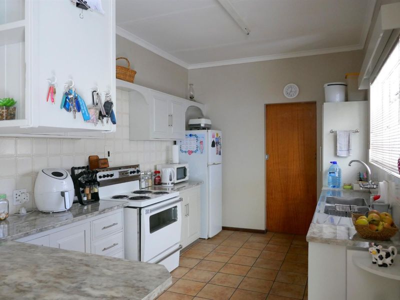 Immaculate Village Home Offering Privacy, Space and Easy Living - Photo 5