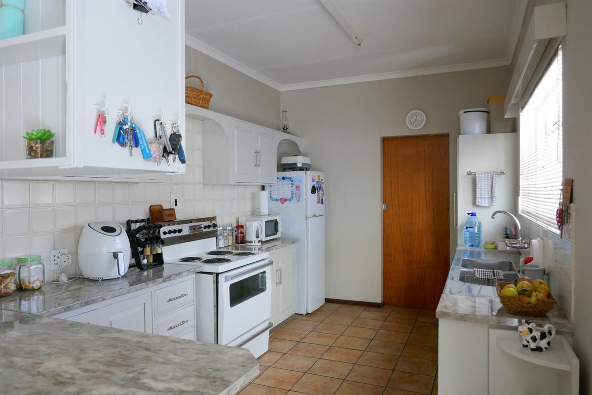 Immaculate Village Home Offering Privacy, Space and Easy Living - Photo 5