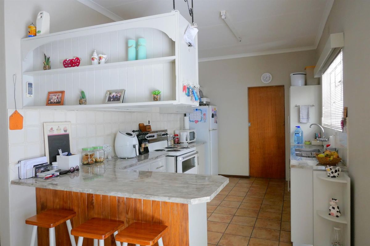 Immaculate Village Home Offering Privacy, Space and Easy Living - Photo 4