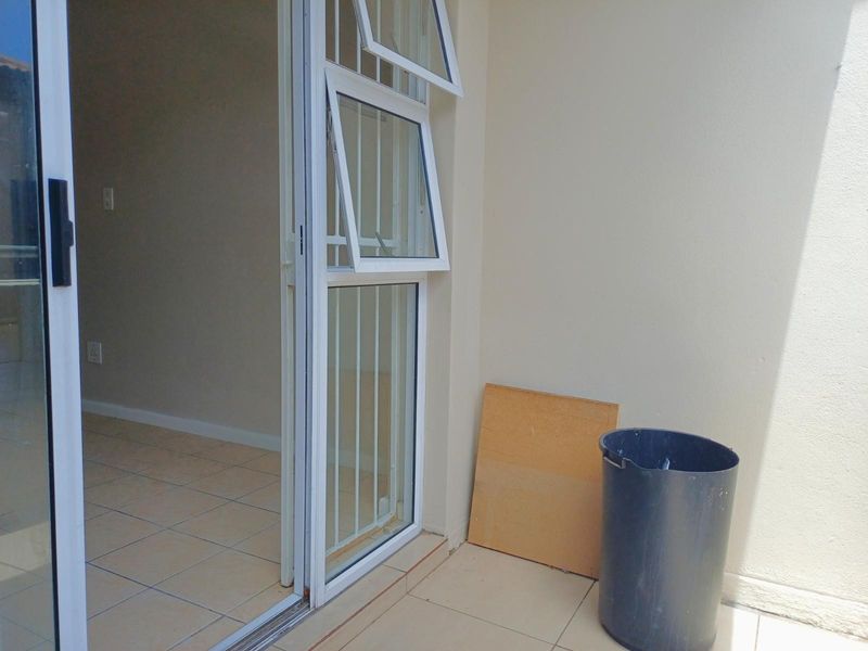 Neat 2 Bedroom Apartment in Parklands - Photo 9