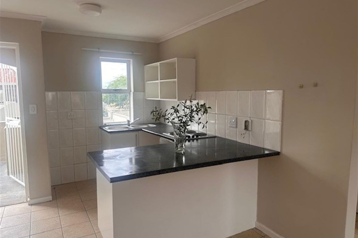 Neat 2 Bedroom Apartment in Parklands - Photo 2